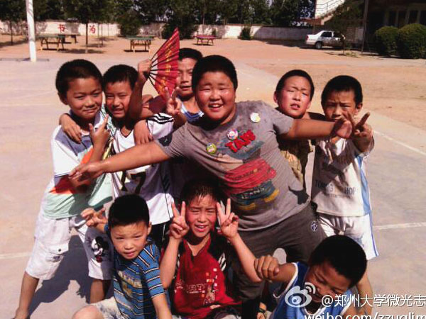 7��17�գ����ƻ����s�Q���룬��������ٿh�R��ƺ�l(xi��ng)��?j��ng)_С�W(xu��)��ȭ��С꠆T����Ȼ�����ڵ��ž������������ڞ��������ݴ�W(xu��)��΢�⡱־Ը�߈F(tu��n)��e�k�ĵ���ˇ�R������(zh��n)�䡣