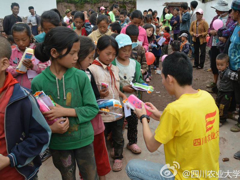 7��28������(j��ng)�v��2��(g��)��С�r(sh��)��ɽ·���Ĵ��r(n��ng)�I(y��)��W(xu��)����·�(y��ng)�⡱�F(tu��n)�(du��)�I���Đ������Y���(du��)�T�ʹ���Ĺ�ͬŬ�����\(y��n)���˴������K���͵��˺��ӂ���������