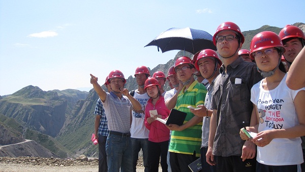 7��9����ʯ���Ӵ�W(xu��)��������顱�F꠵ڶ���ǰ����˹����ˮ���м~�����������{(di��o)�п�˹����ˮ���м~���̵ĵ��|(zh��)��r���D��꠆T�����J�� ȡ�����ώ����v����