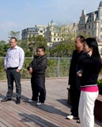 網(wǎng)友參觀晉陽湖　　晉陽湖項目原投資計劃為2.2億元，區(qū)域內(nèi)五座橋為景觀橋。為完善其功能，強化景觀提升效果，對部分項目進行了優(yōu)化、提升，包括將區(qū)域內(nèi)五座景觀橋改為市政橋并新增兩座市政橋。