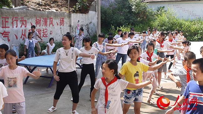 ���ϿƼ���W(xu��)��һ��һ·���x��(w��)֧���c����(zh��n)��ؚ�{(di��o)�Ќ�(sh��)�`�F(tu��n)��������ꖿh��¹ɽ�(zh��n)�u�ŸG���_չ�x��(w��)֧�̺ͷ�ؚ�{(di��o)�У��D��־Ը�߽̺��ӂ�̫�Oȭ�����F(tu��n)�(du��)�ṩ��