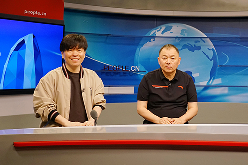 電影頻道節(jié)目中心副總編輯王平久（右）、音樂制作人常石磊（左）做客人民網(wǎng)。人民網(wǎng)記者 皇甫萬里 攝