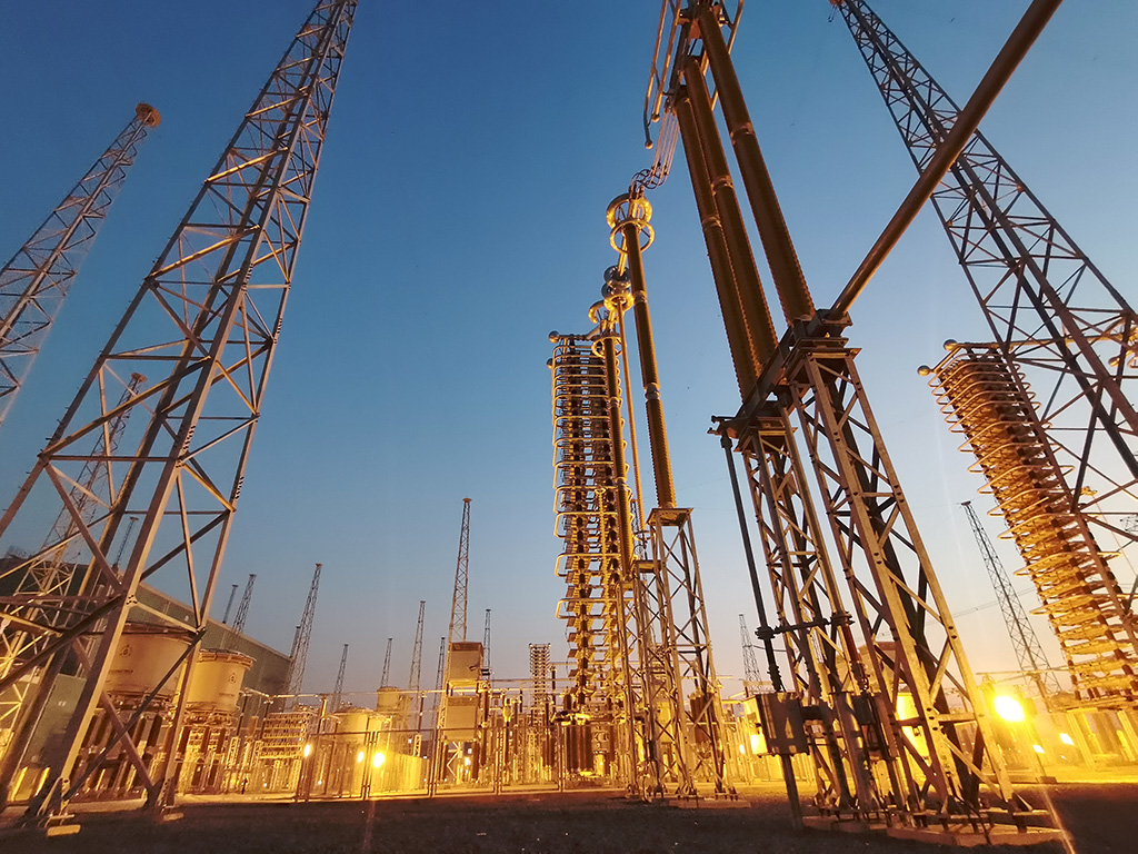 ±660kV巴基斯坦默蒂亞里-拉合爾（默拉）直流輸電項目拉合換流站夜景。（國家電網(wǎng)供圖）