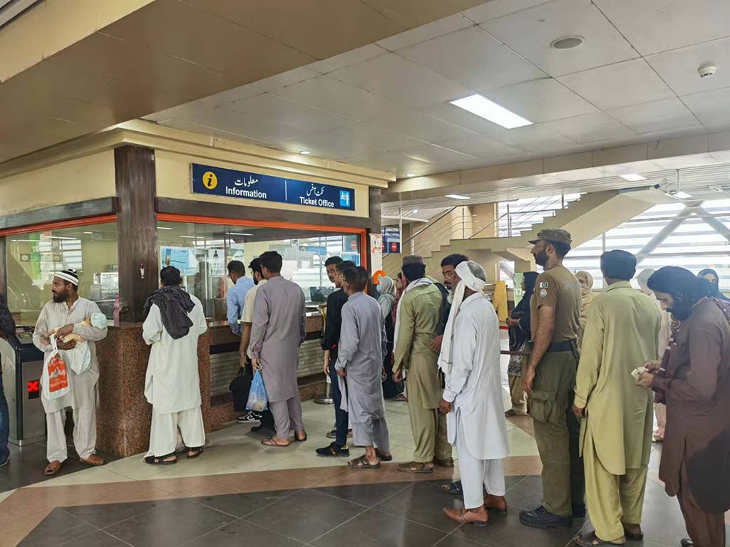 當(dāng)?shù)孛癖娫诶蠣柍染€地鐵里排隊購票。（人民網(wǎng)記者 石晶攝）