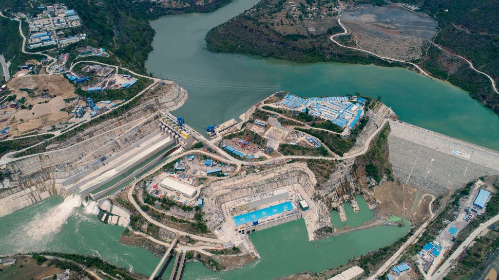 中巴經(jīng)濟(jì)走廊首個(gè)水電項(xiàng)目——巴基斯坦卡洛特水電站。（三峽集團(tuán)供圖）