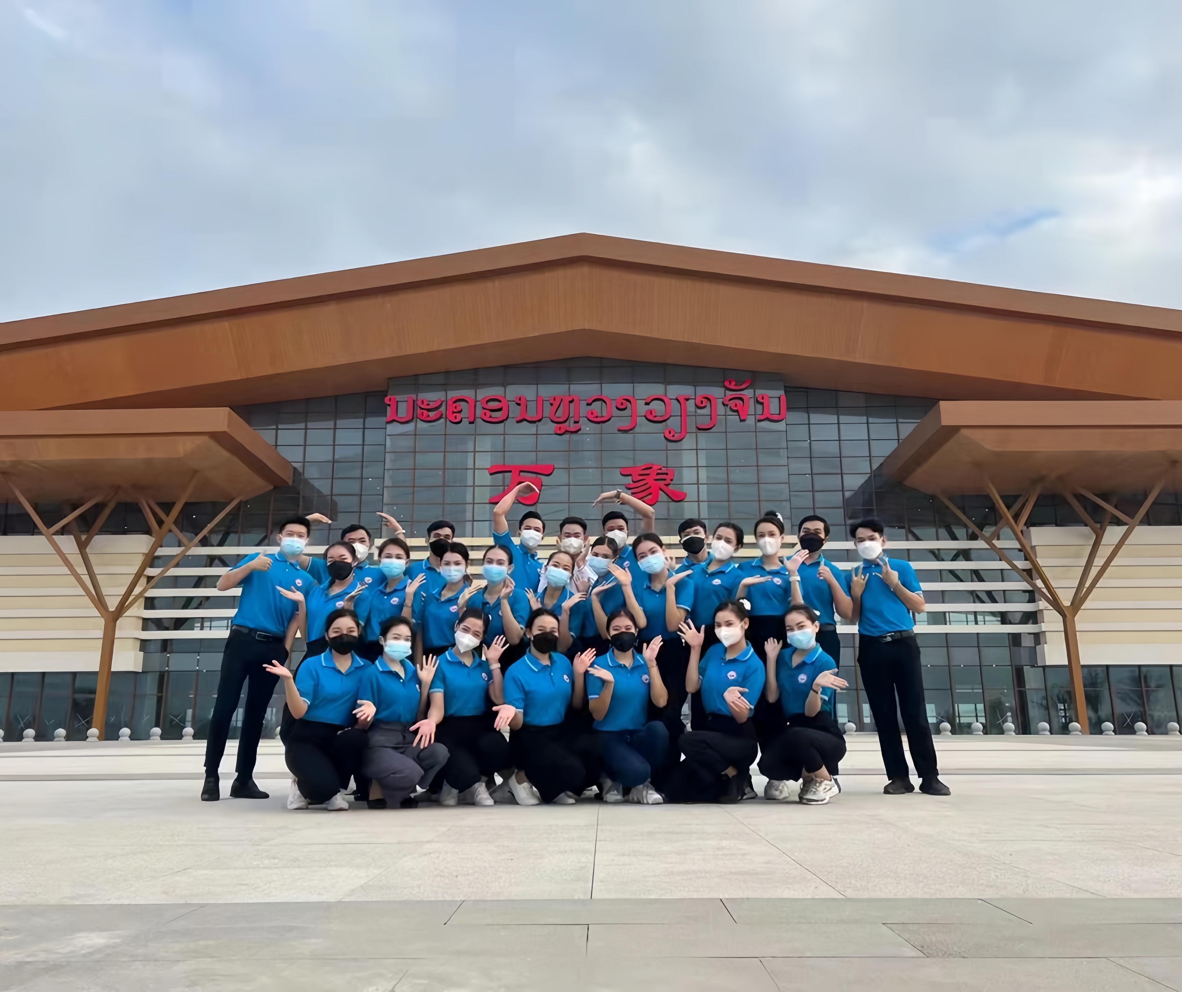 學生上崗前在老撾萬象高鐵站前合影（其中5人為貴陽職業(yè)技術學院培訓班學生）。 貴陽職業(yè)技術學院供圖