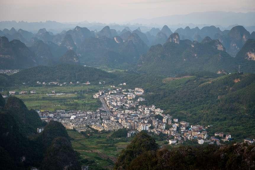 廣西層巒疊嶂，郁郁蔥蔥。 人民網(wǎng) 嚴(yán)立政攝