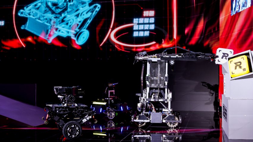 武漢工程大學(xué)大學(xué)生們帶來的機(jī)甲大師對抗比賽。主辦方供圖