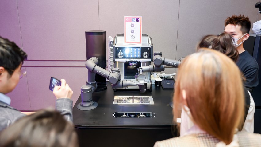 到場觀眾體驗如影智能咖啡大師。主辦方供圖